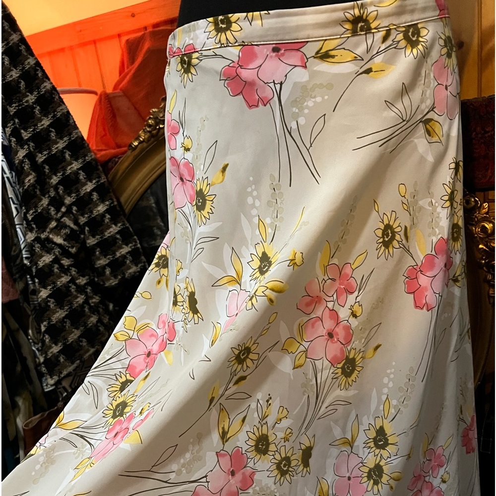 Karen Scott skirt. Light weight. New condition.